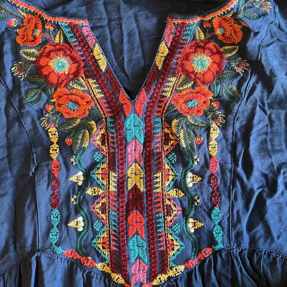 Solitaire embroidered dress/tunic. Blue with multicolor embroidery. Size medium - Picture 3 of 4